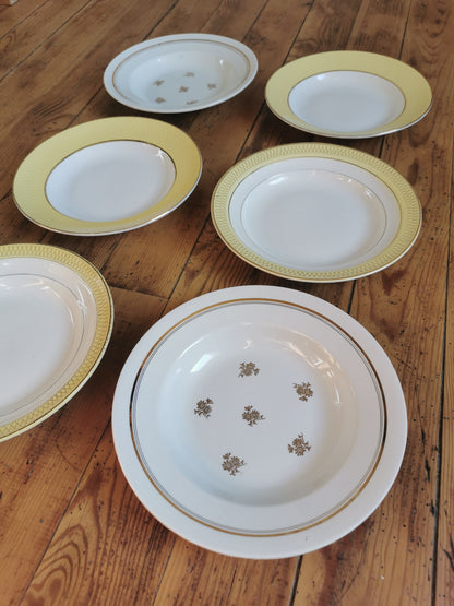 Assiettes creuses dépareillées jaunes et dorées