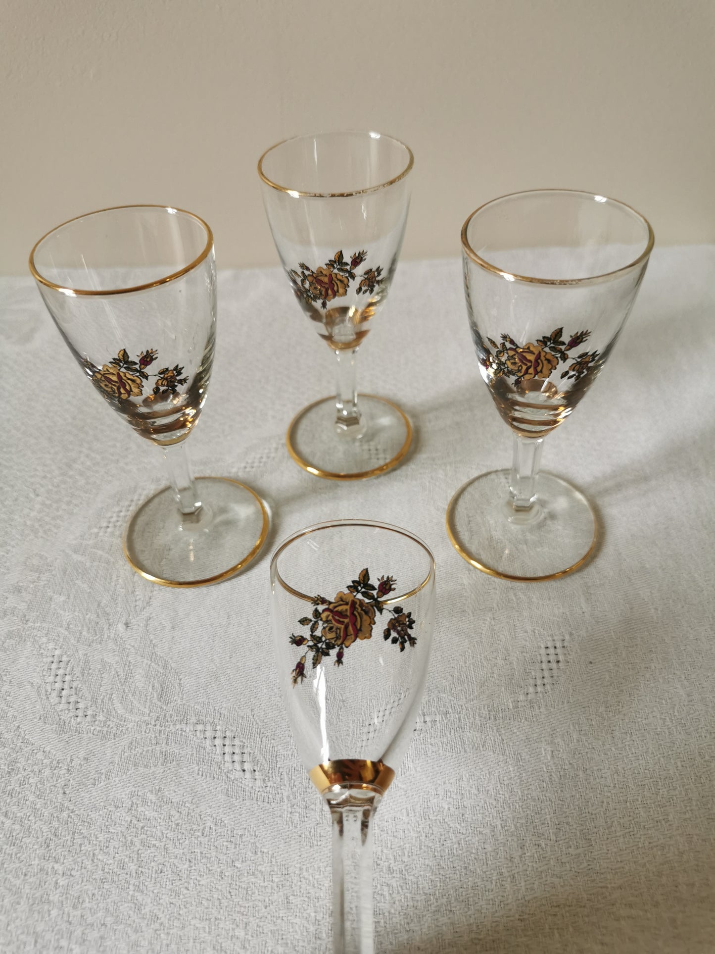 Verres à digestif fleuris et dorés