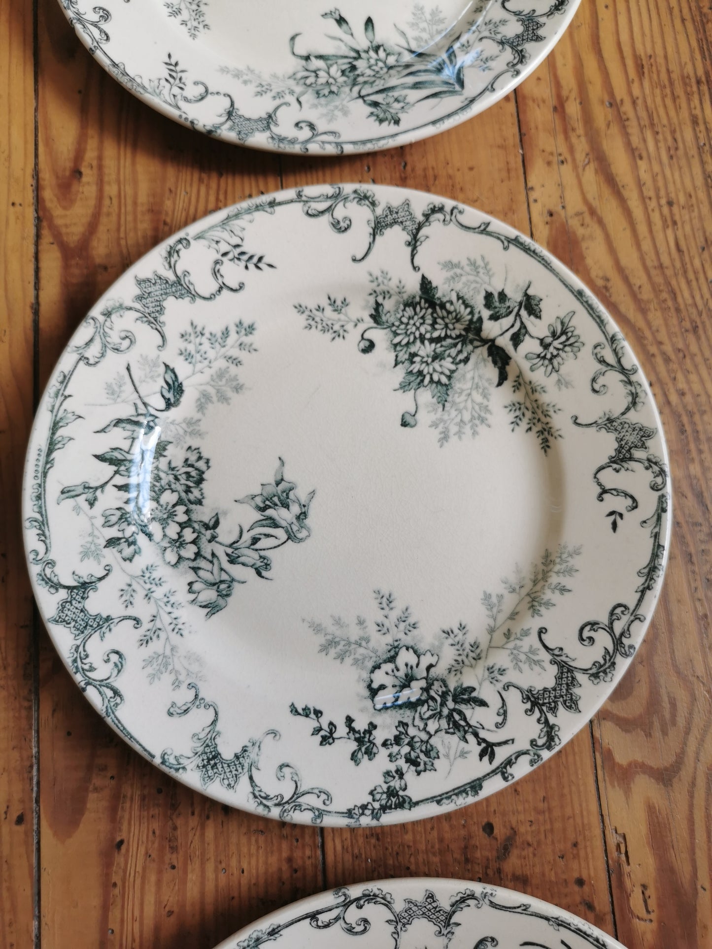 Assiettes à dessert en terre de fer, H.C