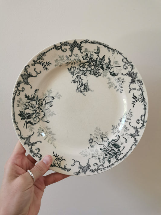 Assiettes plates en terre de fer, H.C