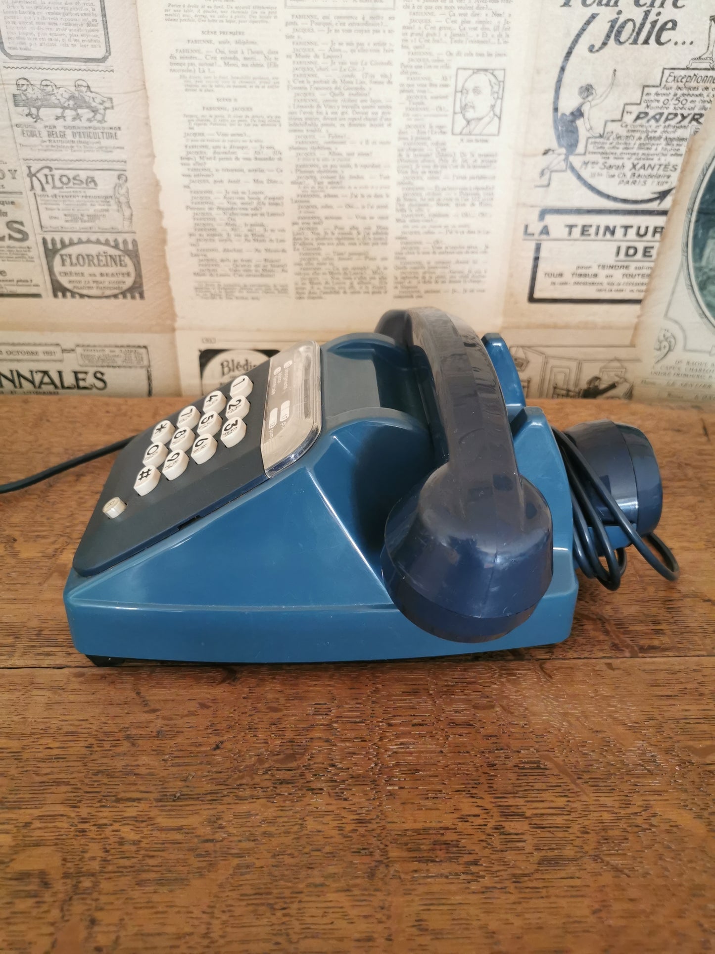 Téléphone vintage Socotel, bleu canard à touches