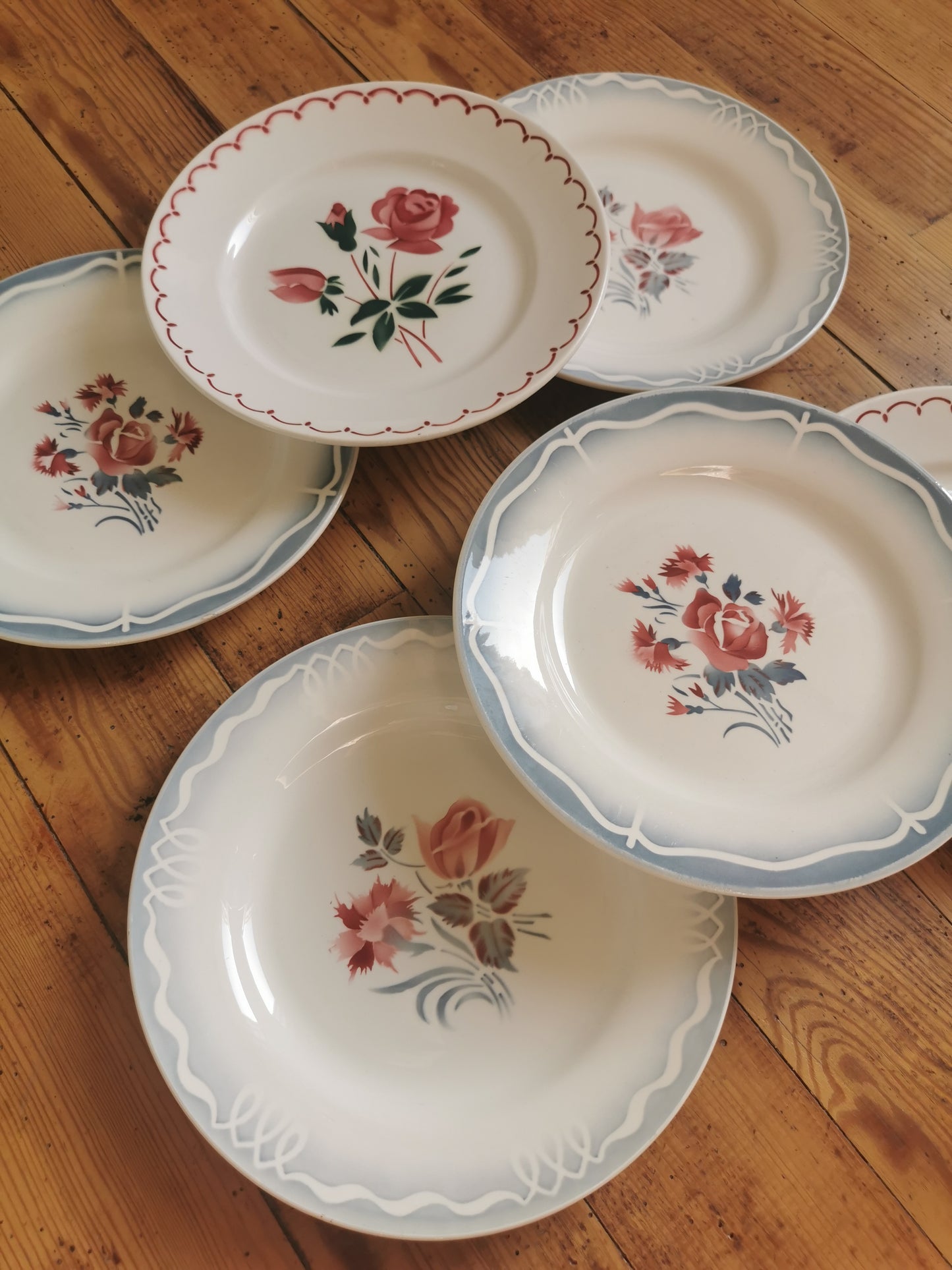 Assiettes plates rétro dépareillées