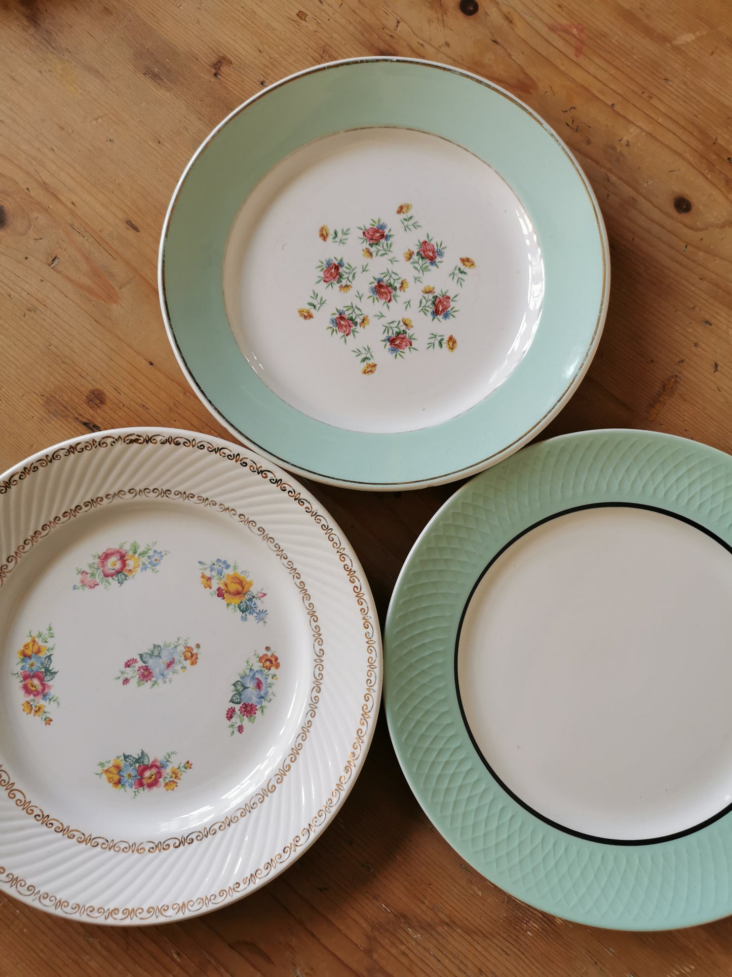 Assiettes plates dépareillées mint & fleurs