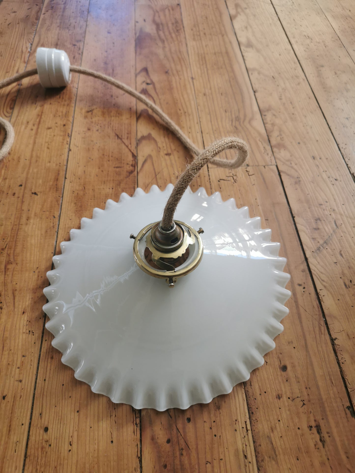 Suspension en opaline dentelée