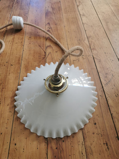 Suspension en opaline dentelée