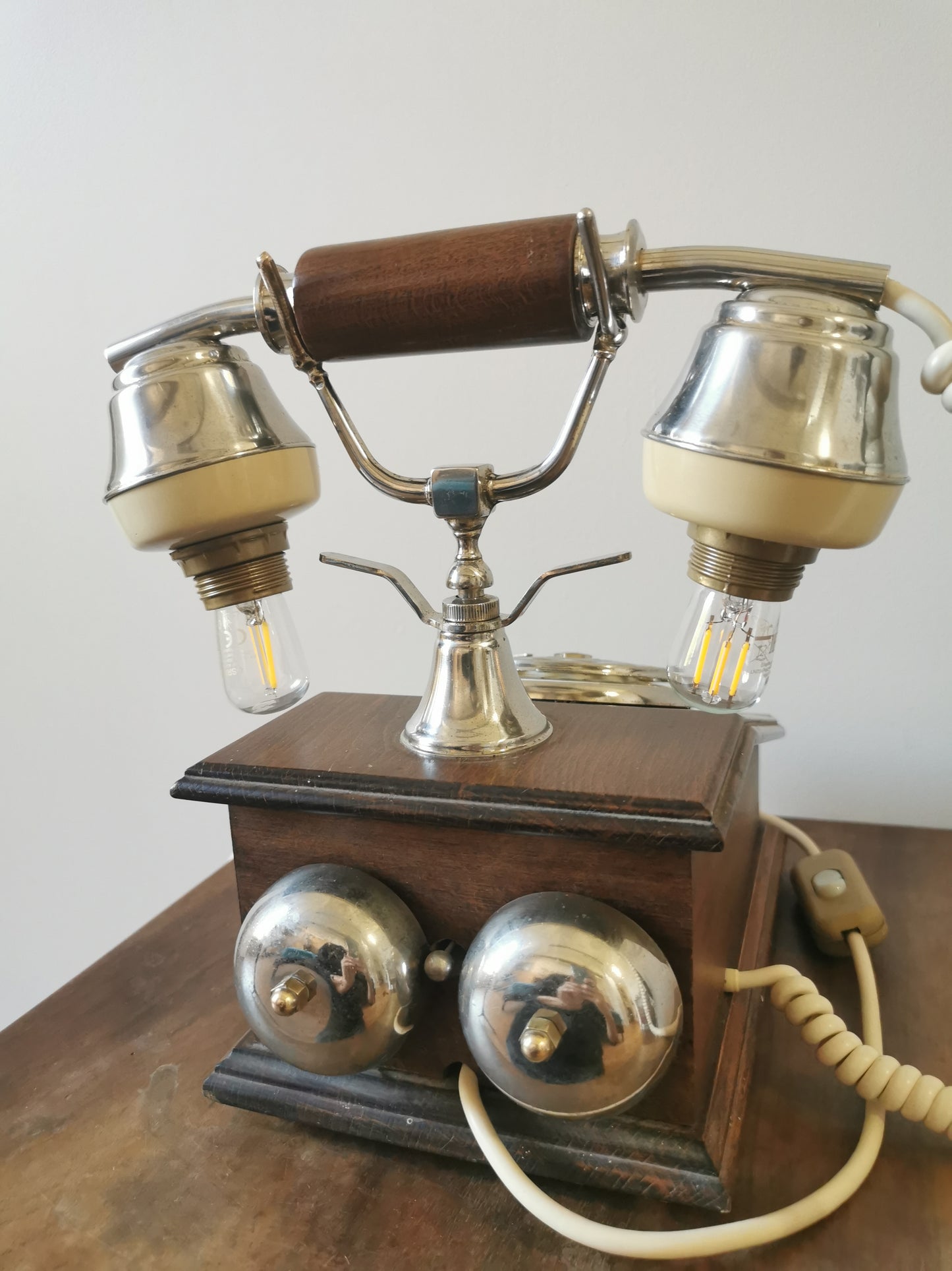 Lampe téléphone vintage en bois
