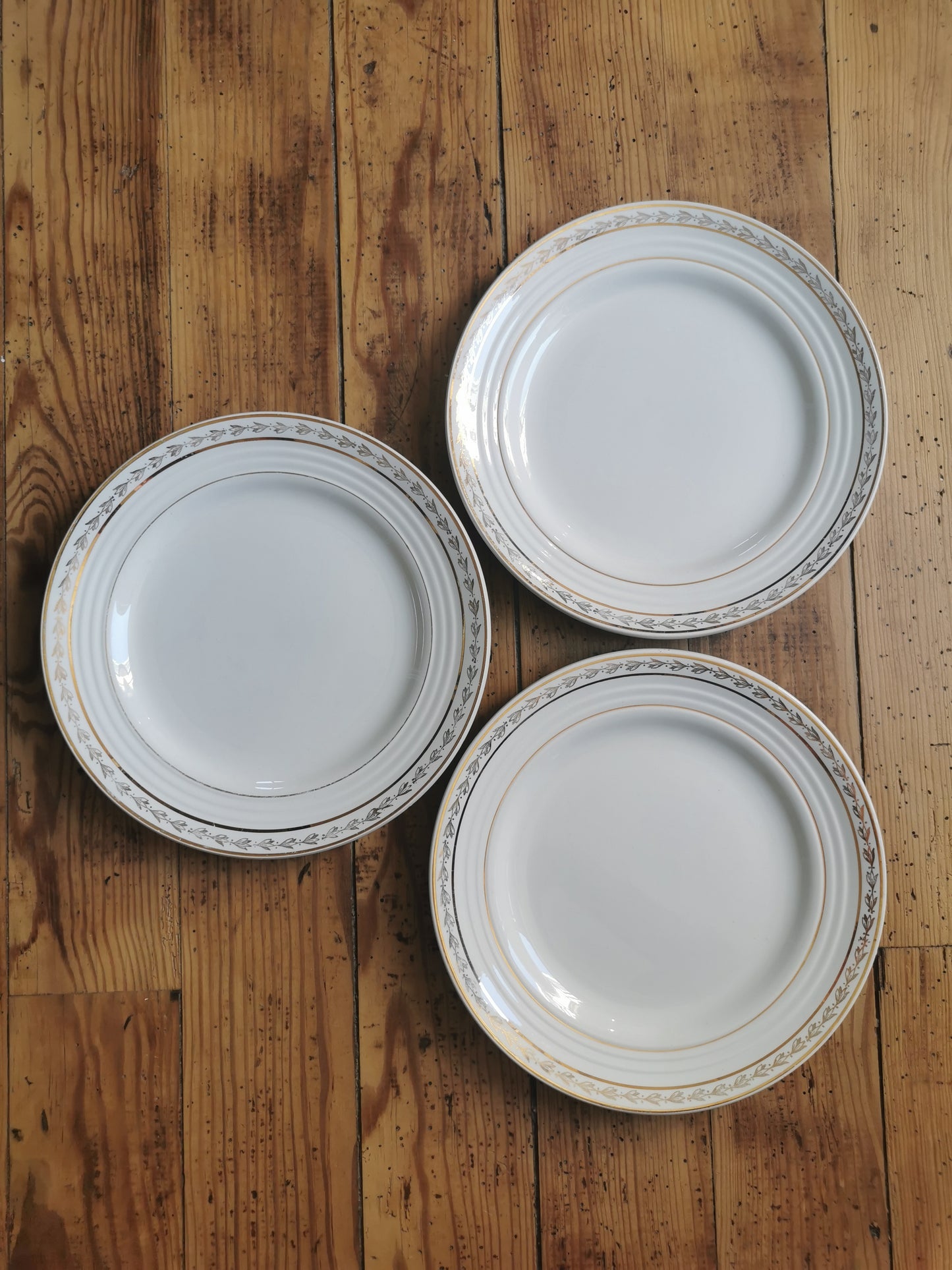 Assiettes plates dépareillées blanc & or