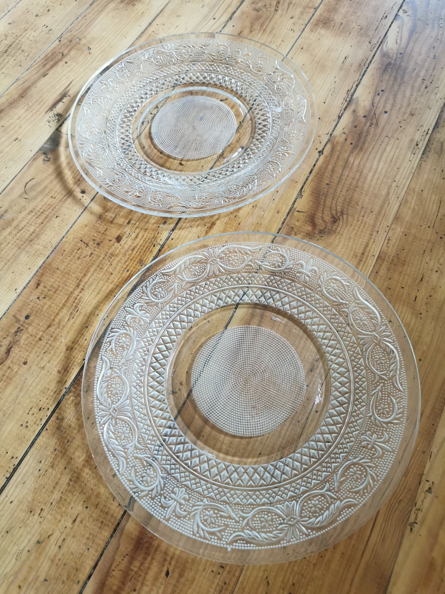 Assiettes en verre ciselé