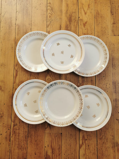 Assiettes plates vintage dépareillées, blanc et doré I