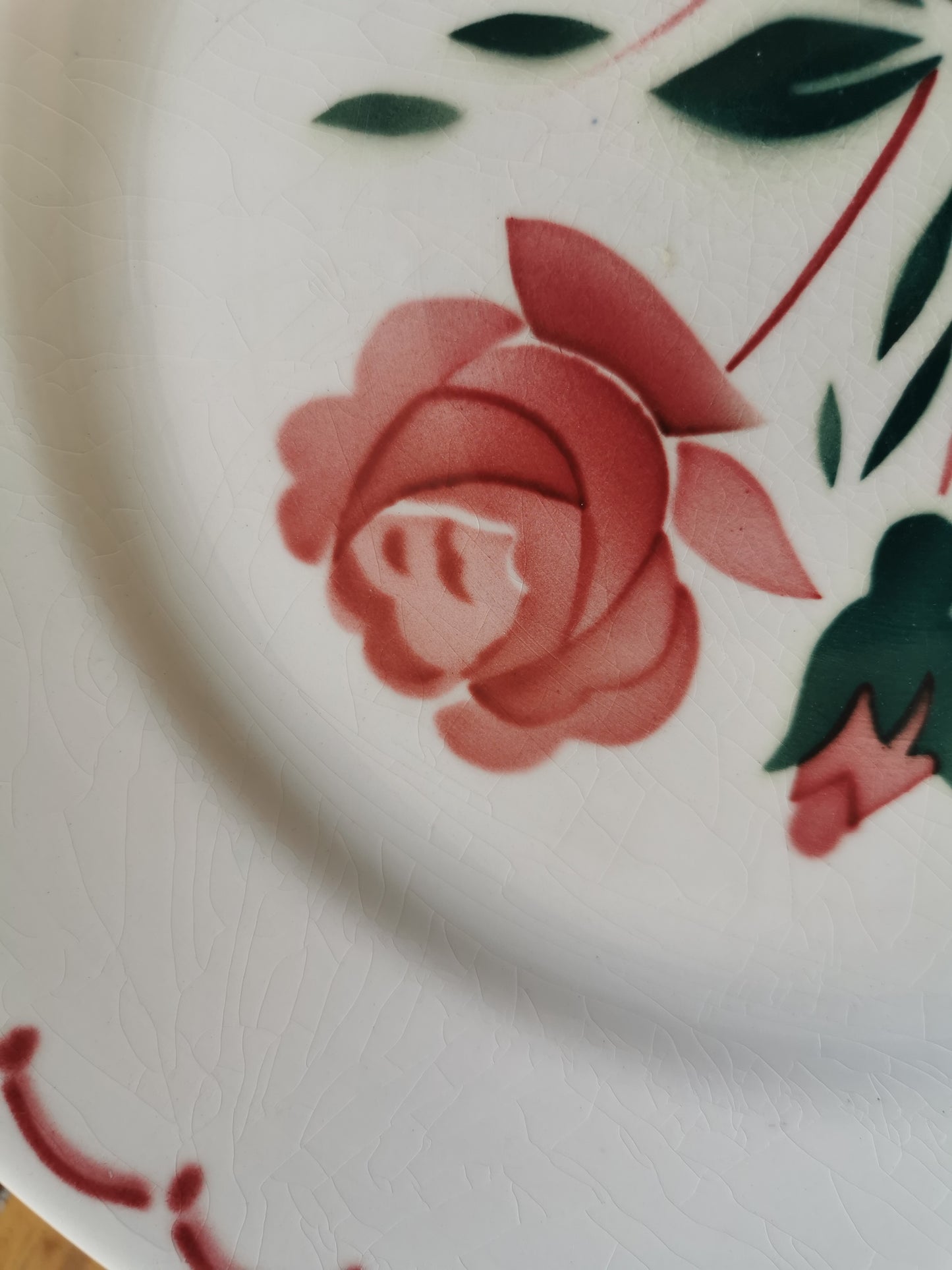 Assiettes plates Badonviller, rose rouge