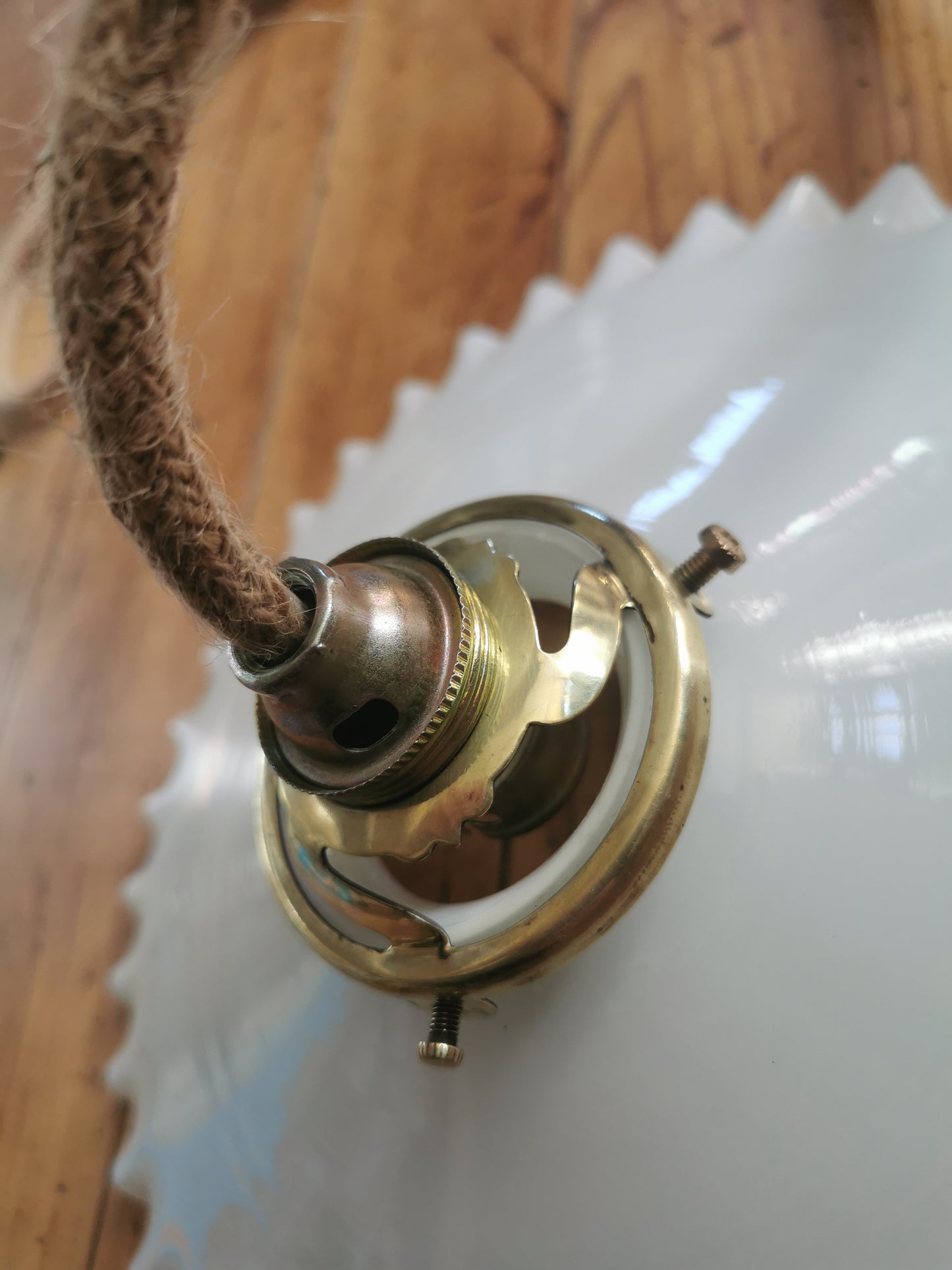 Suspension en opaline dentelée
