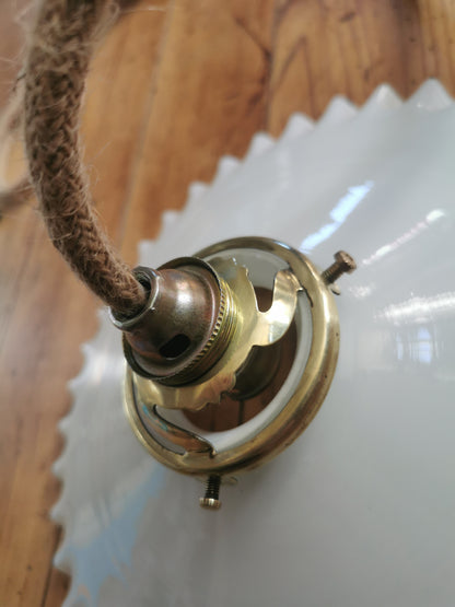 Suspension en opaline dentelée