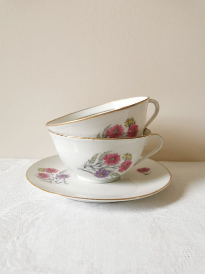 Tasses fleuries en porcelaine