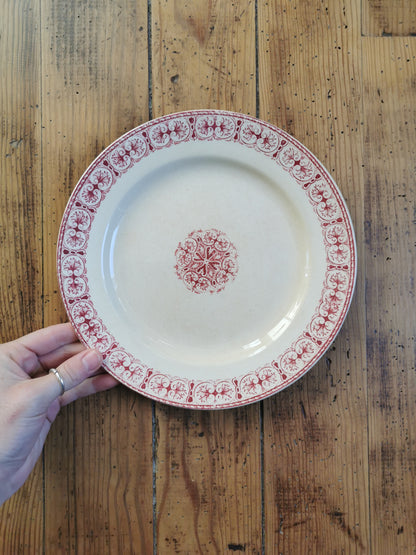 Assiettes plates anciennes en terre de fer, Moscovite