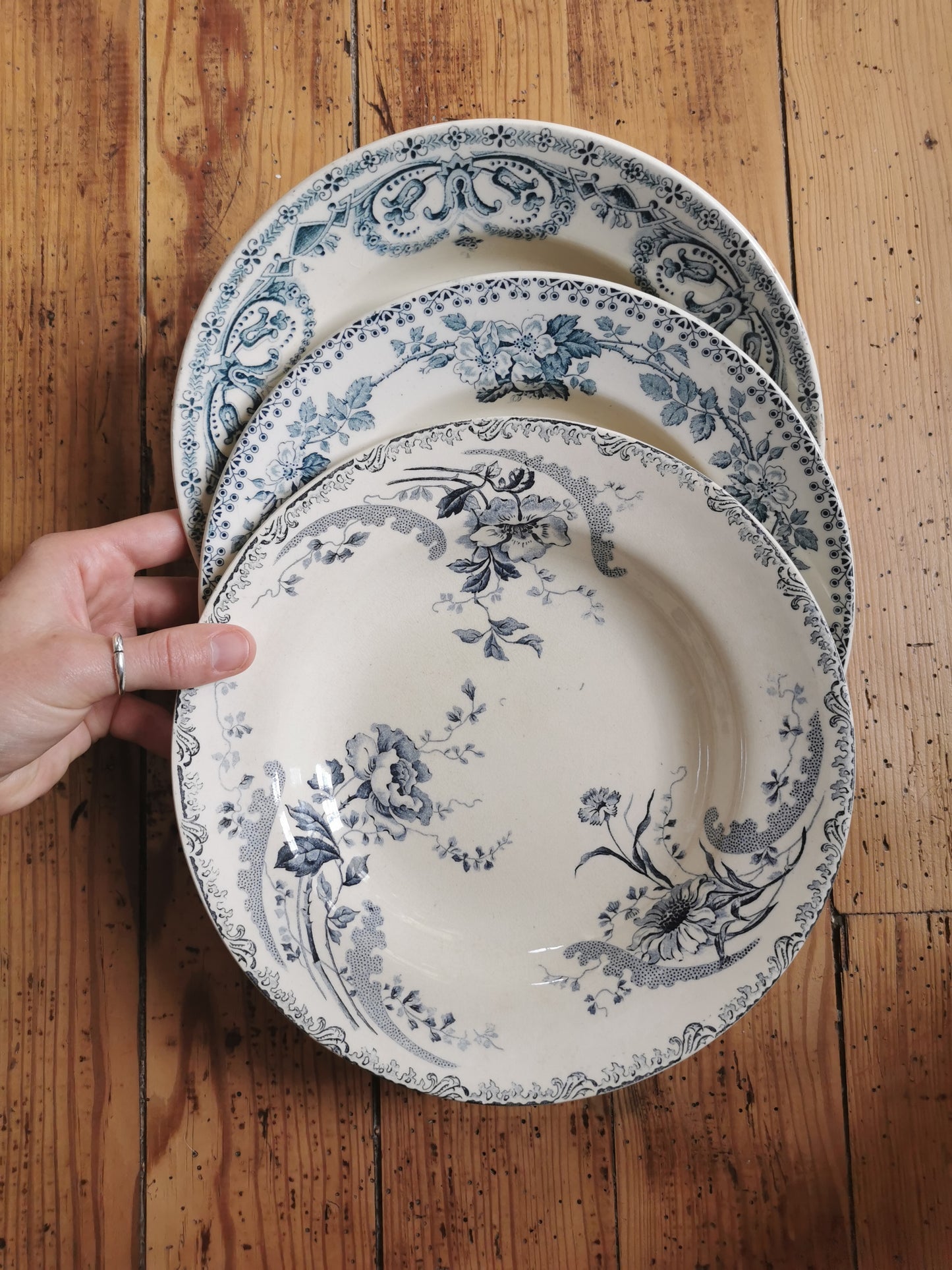 Assiettes creuses dépareillées, terre de fer