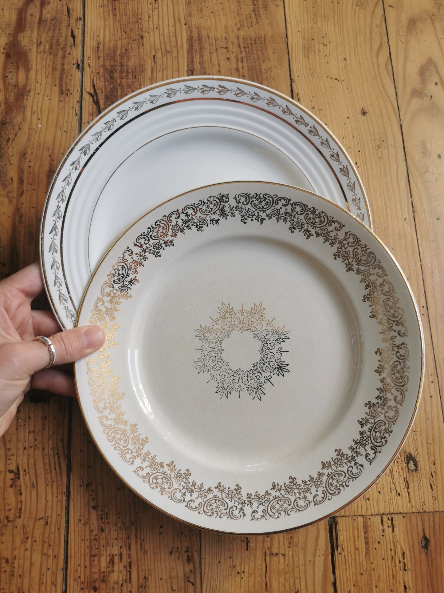 Assiettes plates dépareillées blanc & or