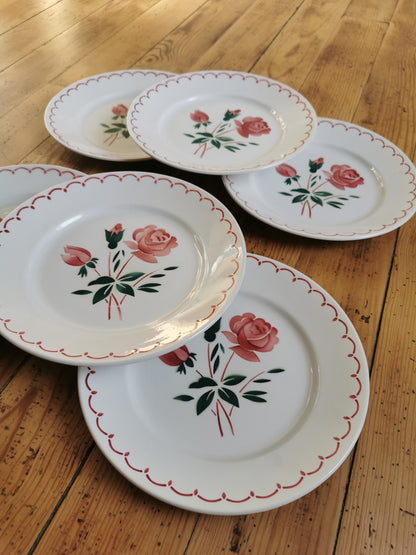 Assiettes plates Badonviller, rose rouge