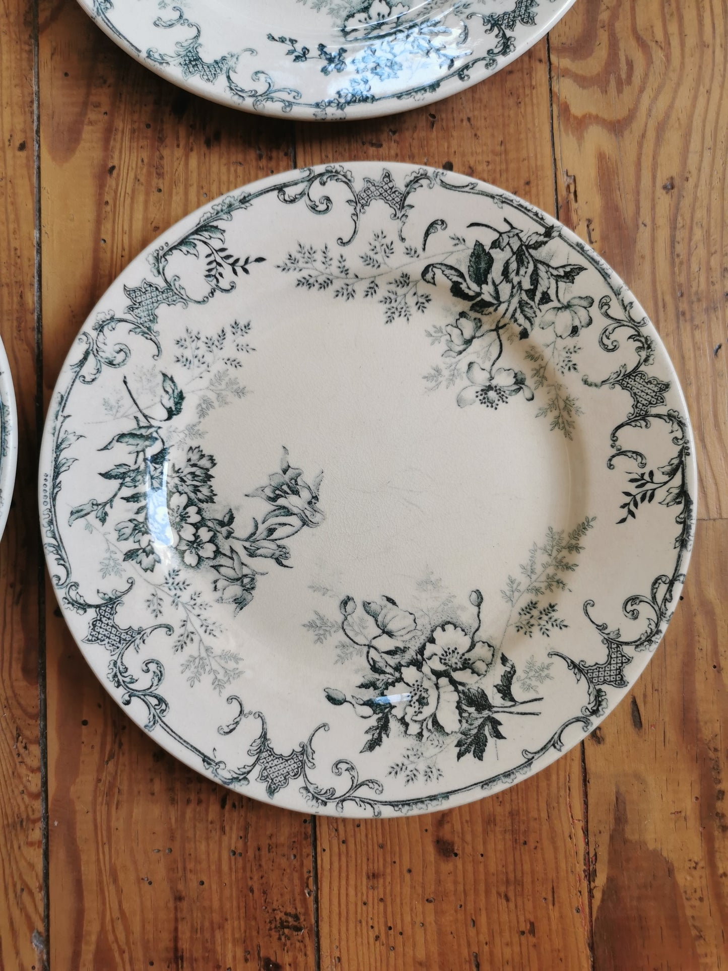 Assiettes à dessert en terre de fer, H.C