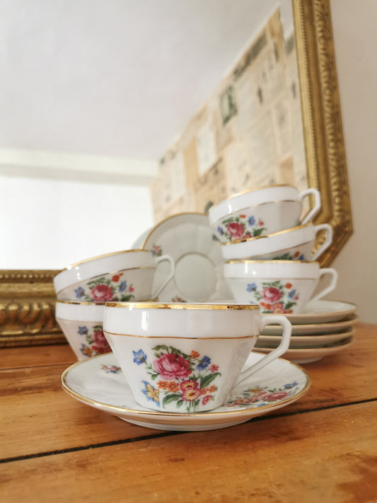 Tasses fleuries en porcelaine