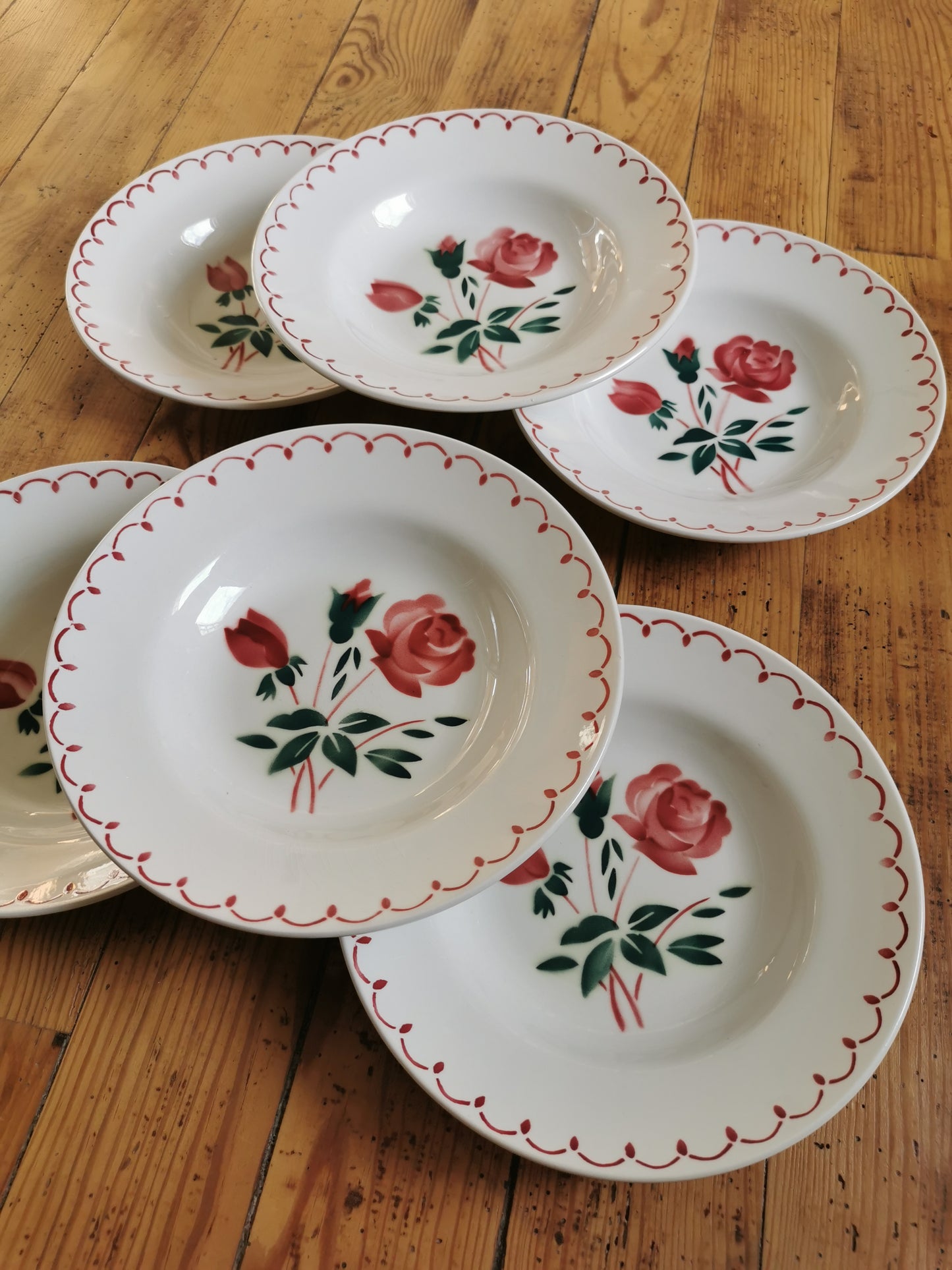 Assiettes creuses Badonviller, rose rouge