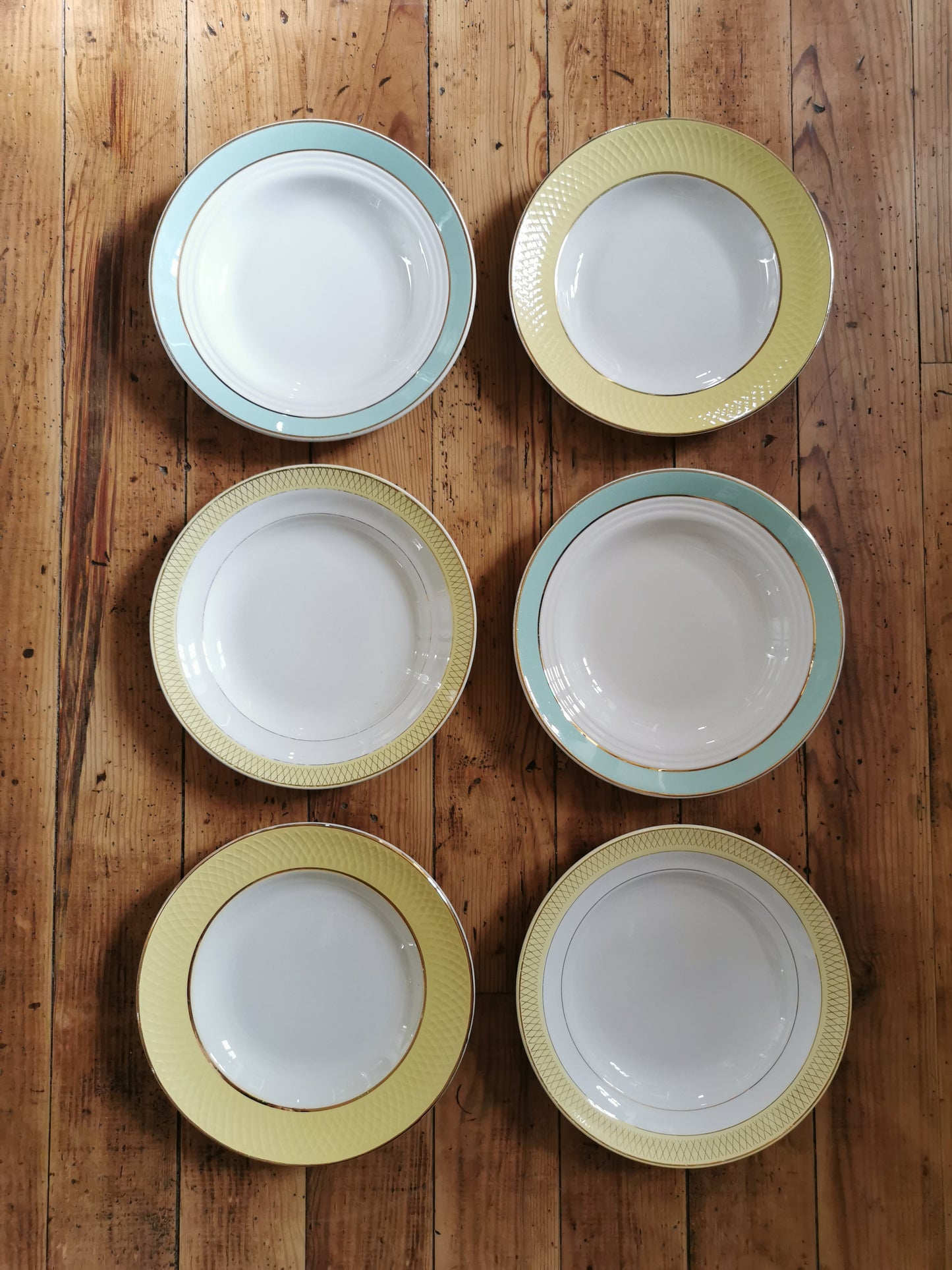 Assiettes creuses dépareillées, mint & jaune