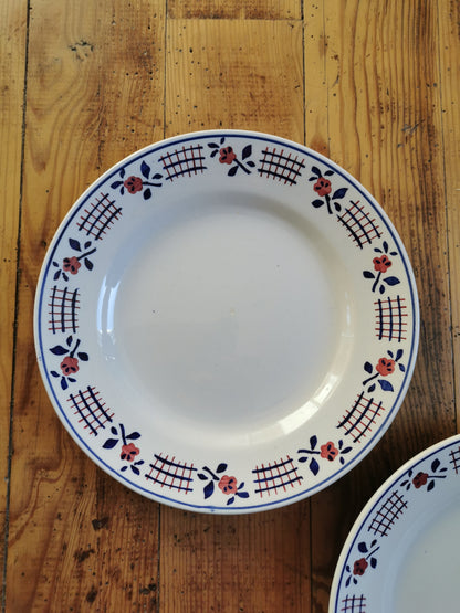 Assiettes plates rétro dépareillées