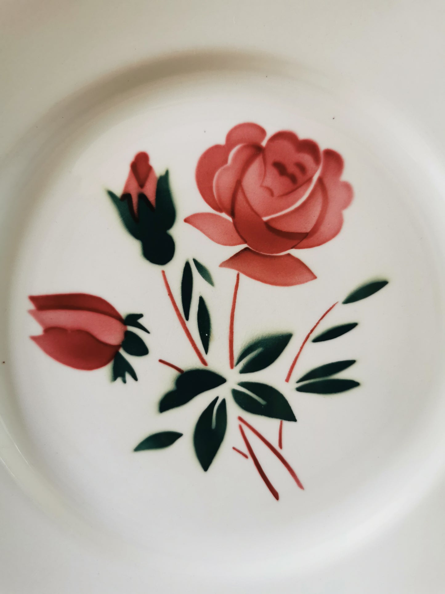 Assiettes plates Badonviller, rose rouge