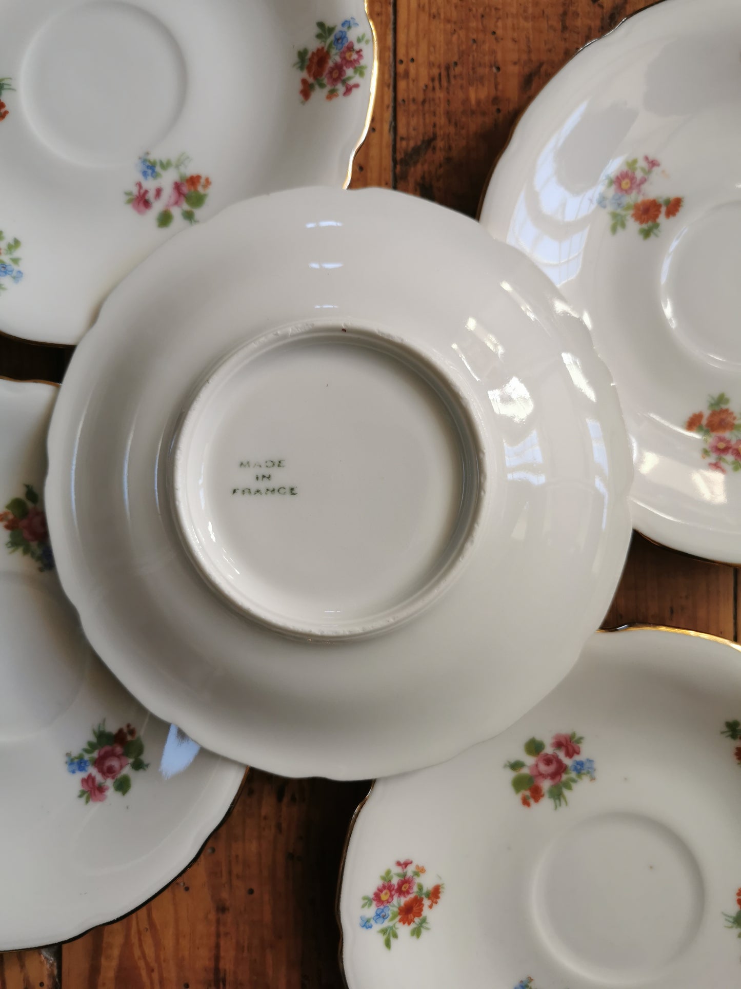 Sous-tasses fleuries en porcelaine