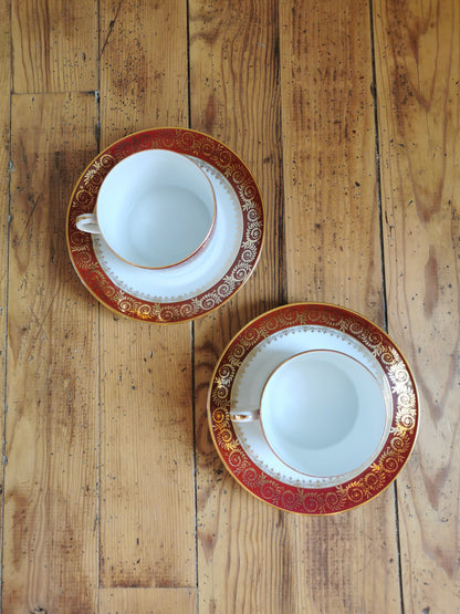 Grandes tasses porcelaine de Limoges, rouges et dorées