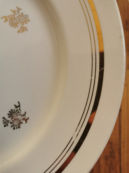 Assiettes plates vintage dépareillées, blanc et doré I