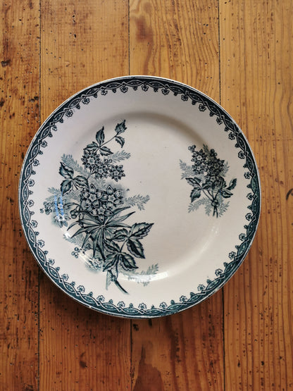 Assiettes anciennes dépareillées, terre de fer