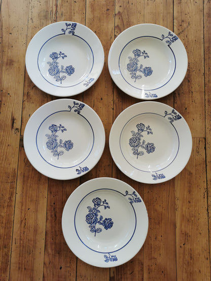 Assiettes creuses St Amand, rose bleue