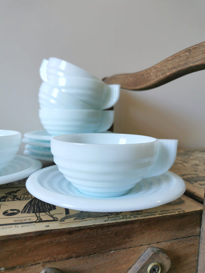 Tasses Arcopal style art déco bleu pâle 