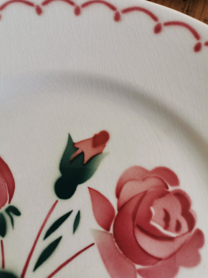 Assiettes plates Badonviller, rose rouge