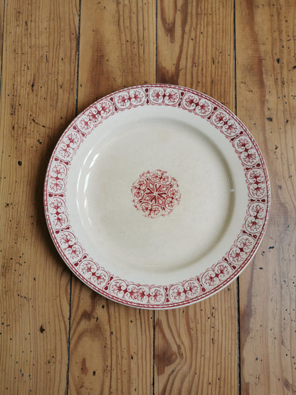 Assiettes plates anciennes en terre de fer, Moscovite