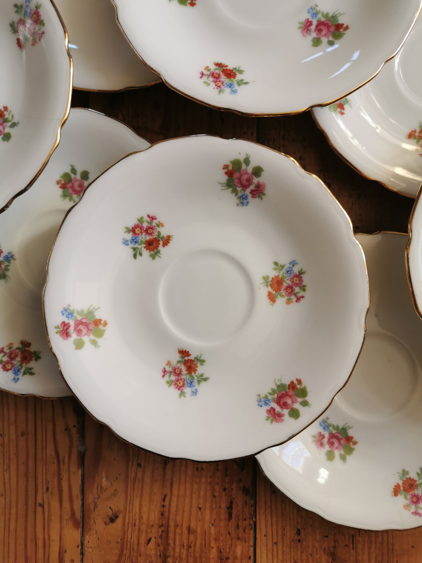 Sous-tasses fleuries en porcelaine