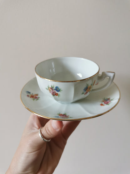 Service à thé fleuri en porcelaine