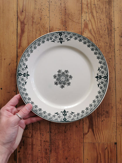 Assiettes plates anciennes dépareillées, décors arabisants
