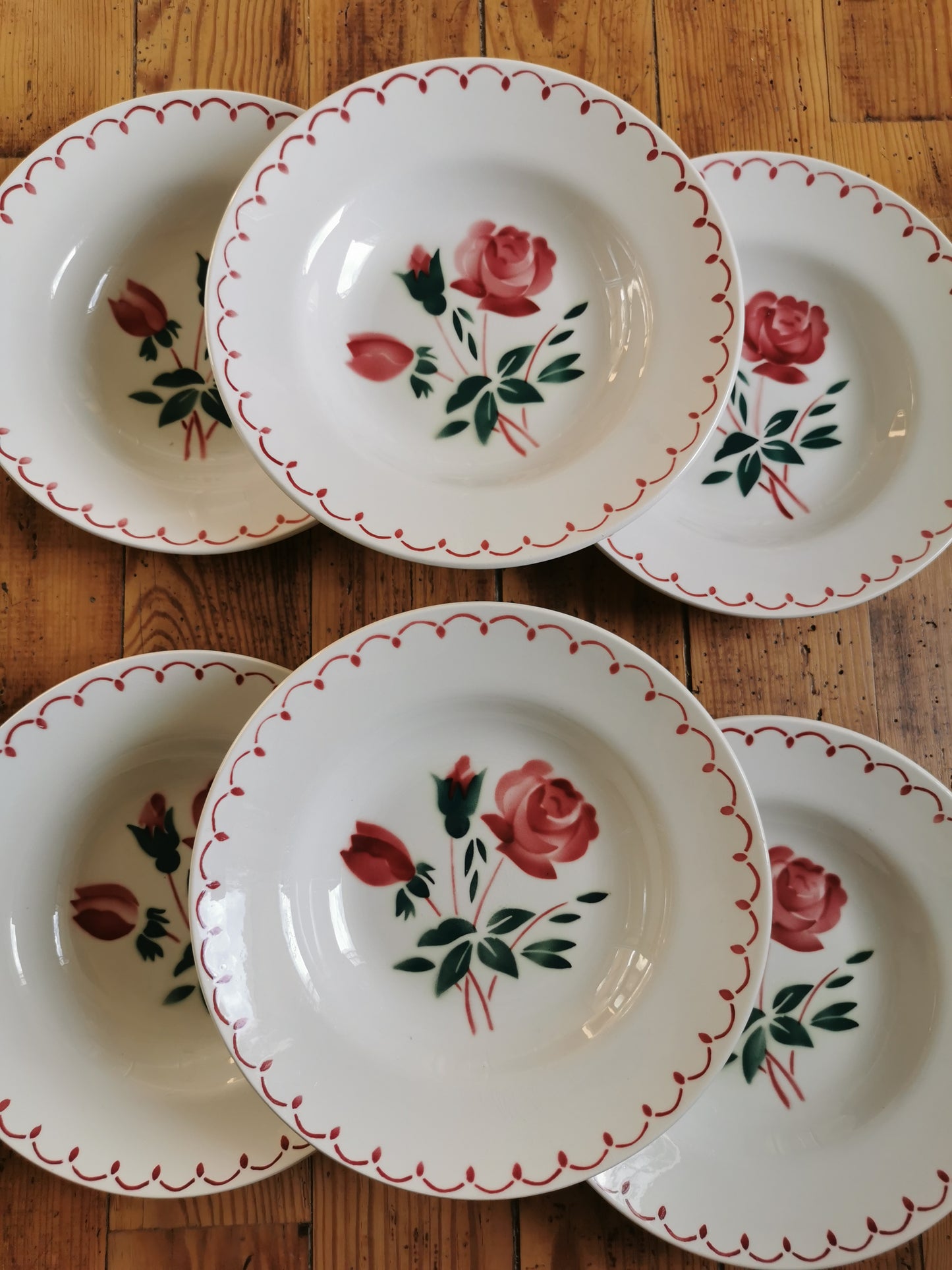 Assiettes creuses Badonviller, rose rouge