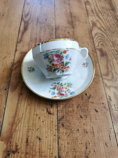 Tasses fleuries en porcelaine