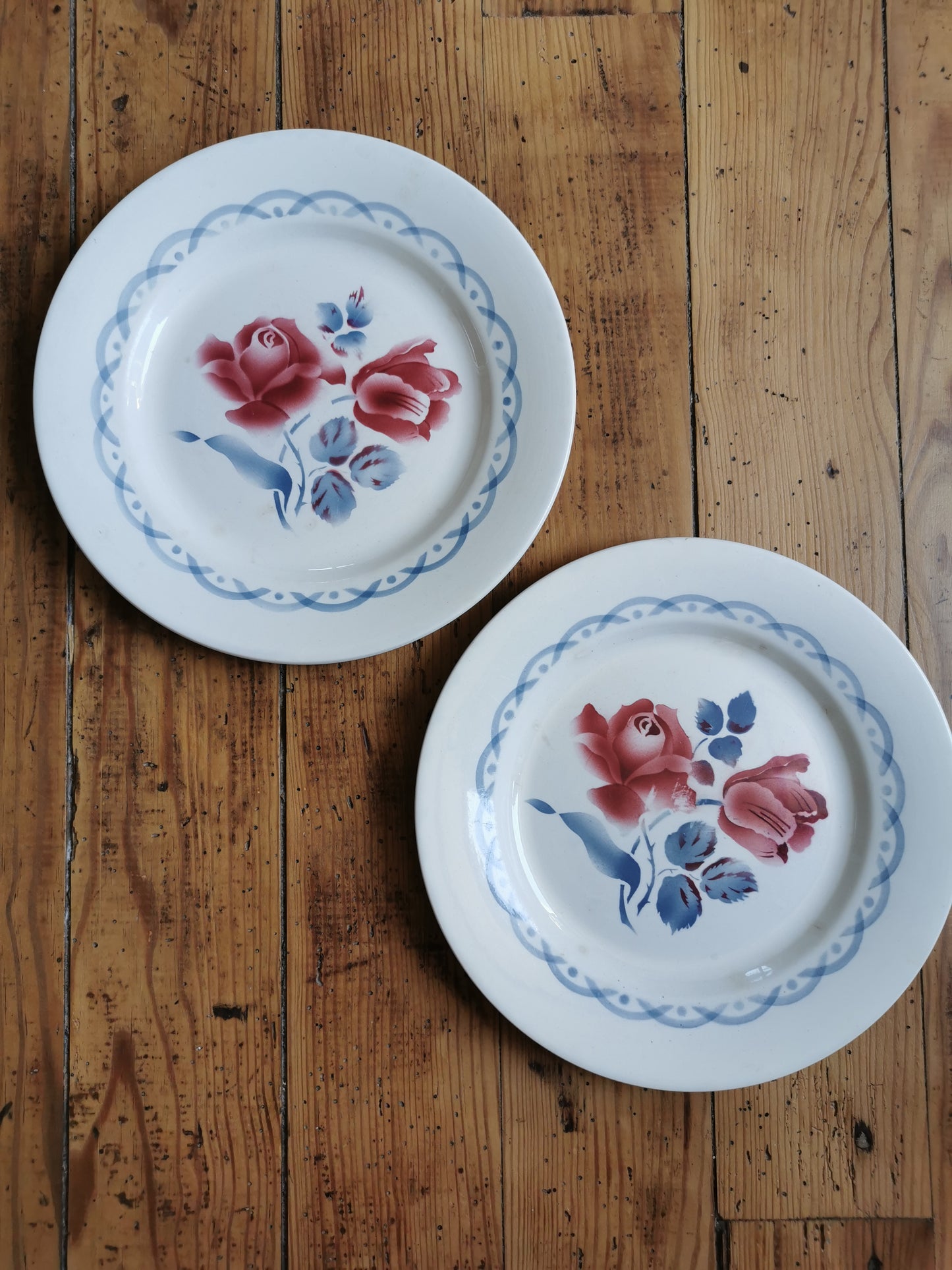 Mix d'assiettes plates rétro, rouge & bleu