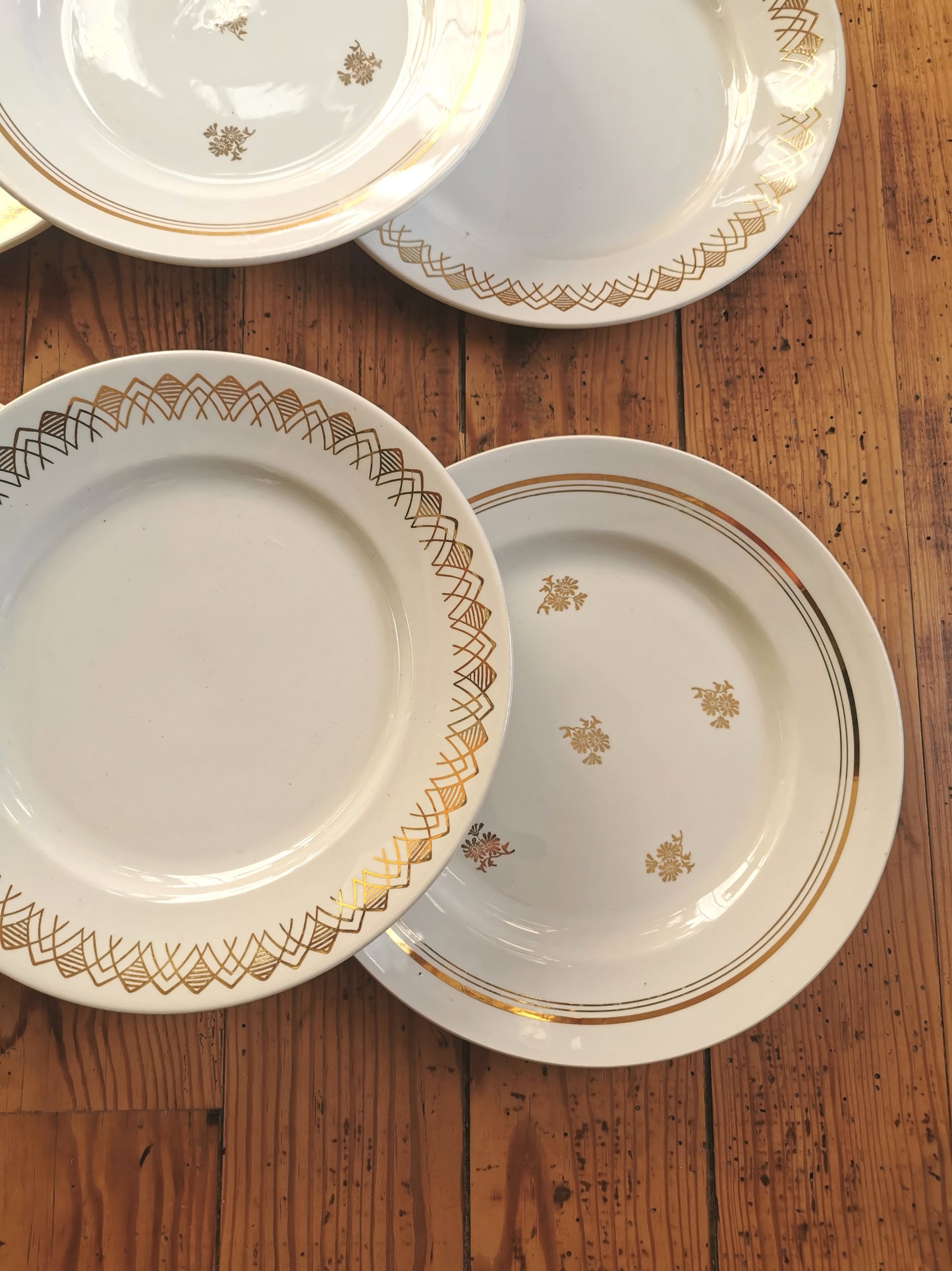 Assiettes plates vintage dépareillées, blanc et doré I