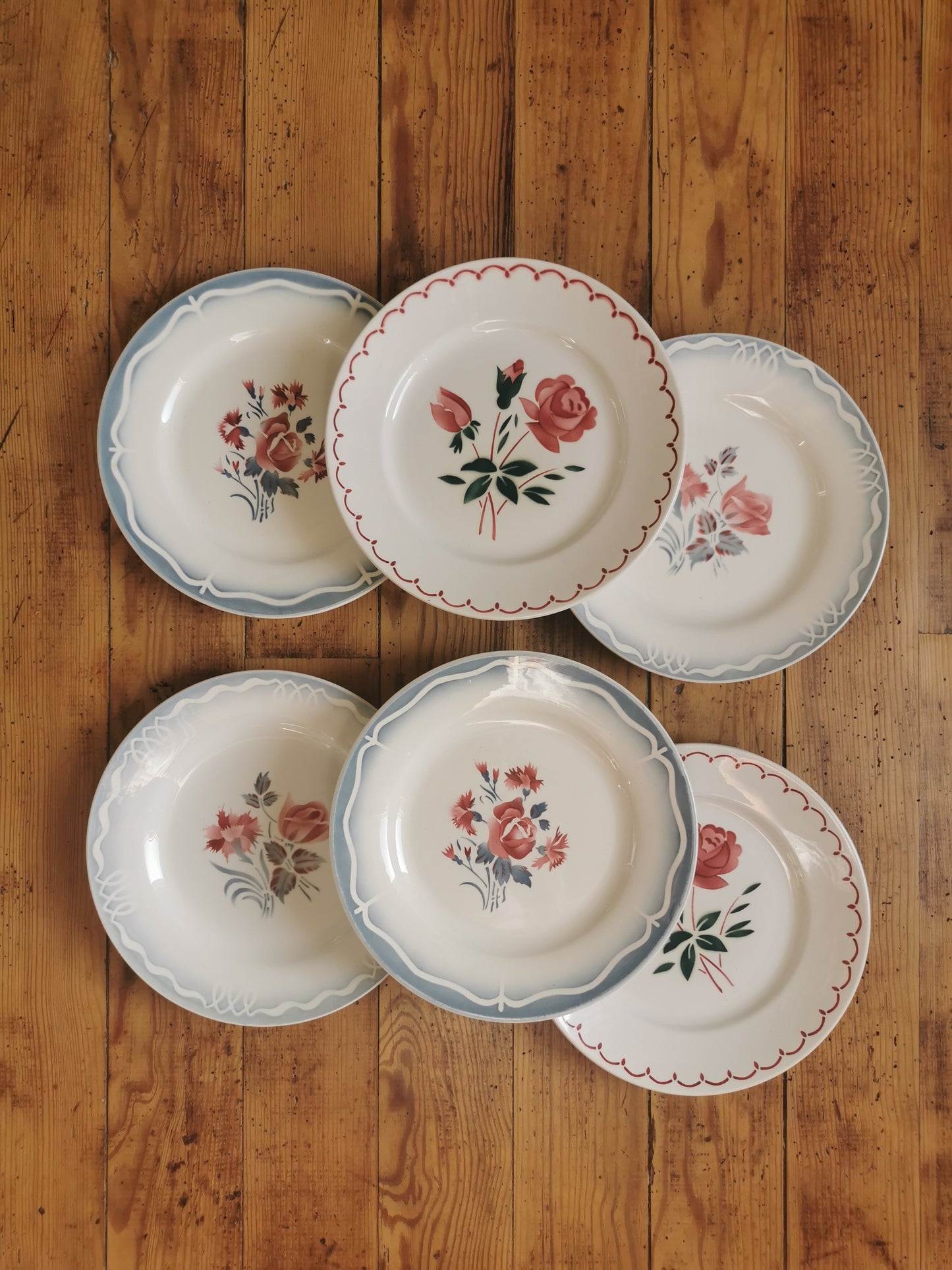 Assiettes plates rétro dépareillées