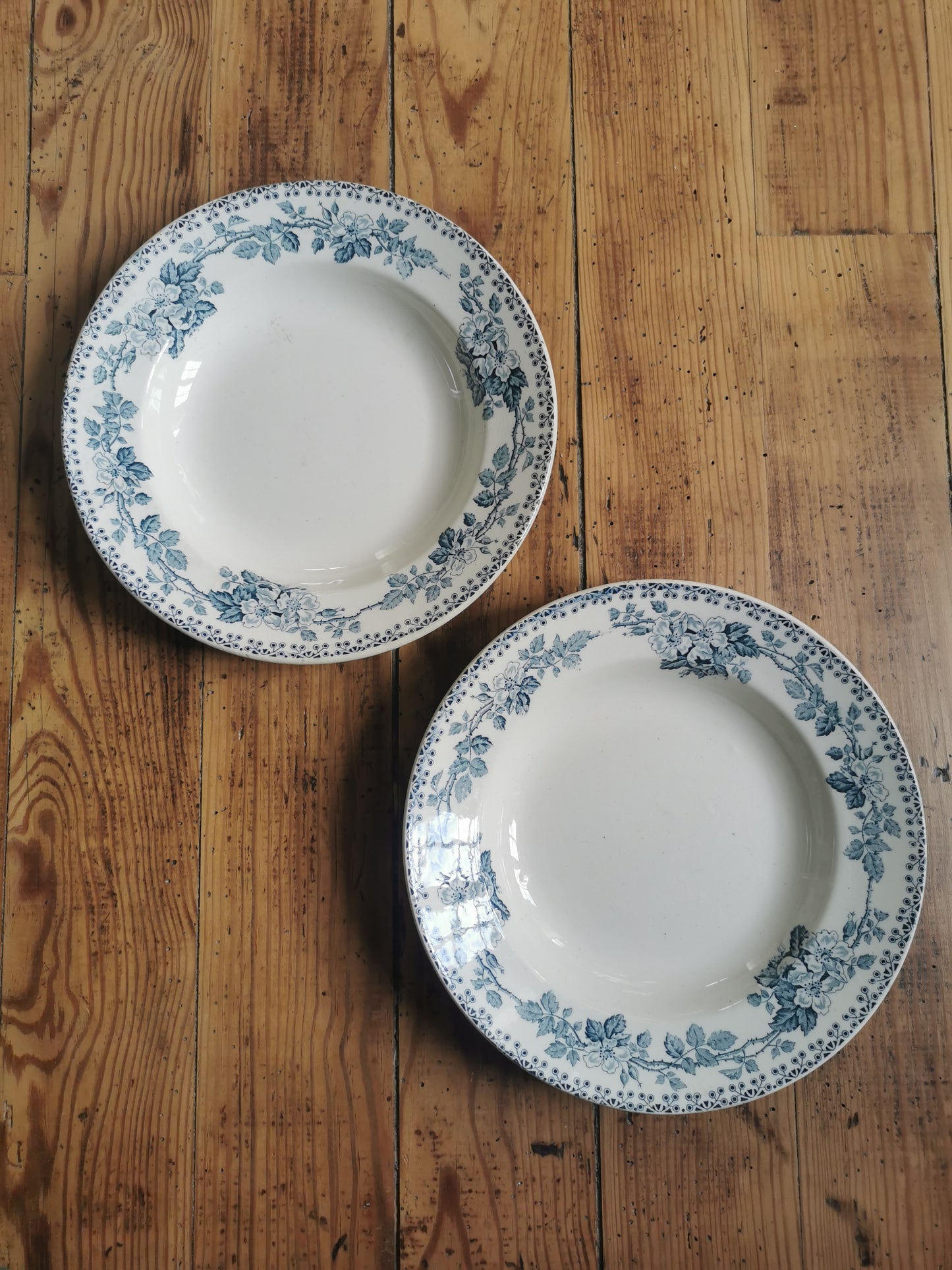 Assiettes creuses dépareillées, terre de fer
