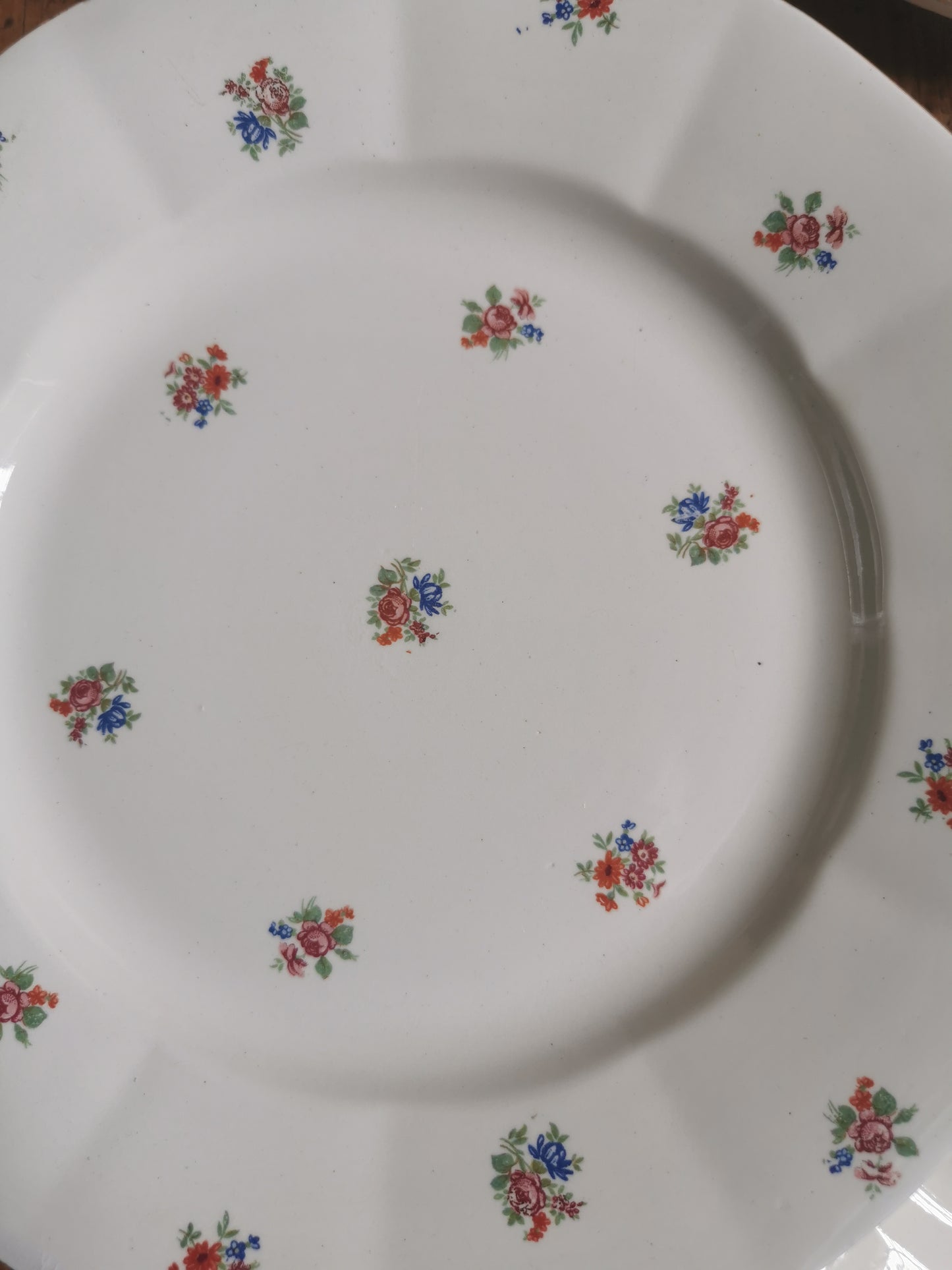 Assiettes plates Digoin fleuries