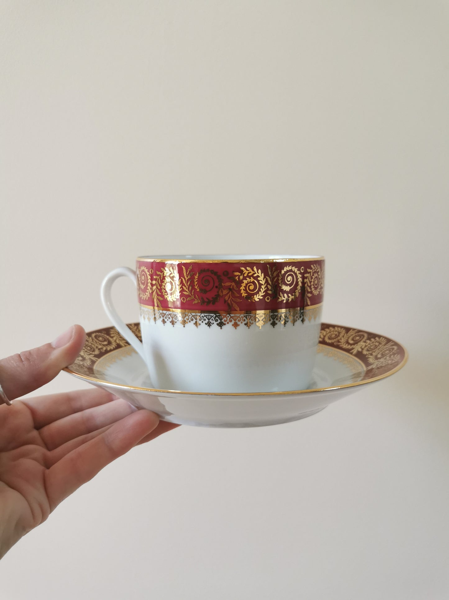 Grandes tasses porcelaine de Limoges, rouges et dorées