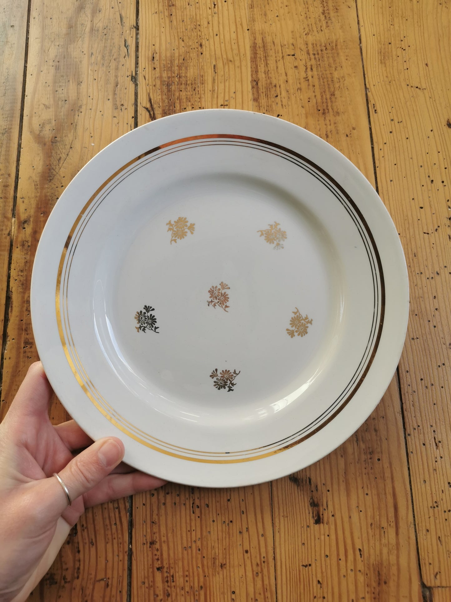 Assiettes plates vintage dépareillées, blanc et doré I