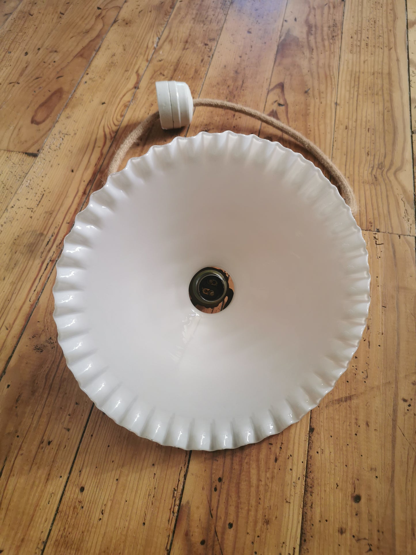 Suspension en opaline dentelée