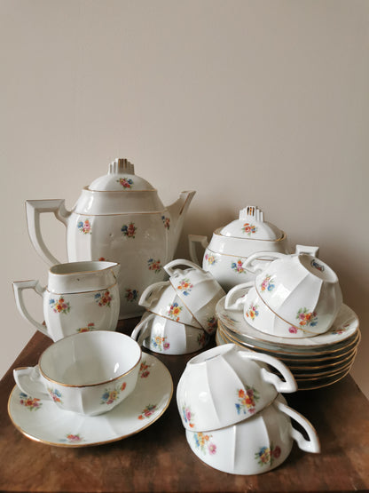 Service à thé fleuri en porcelaine