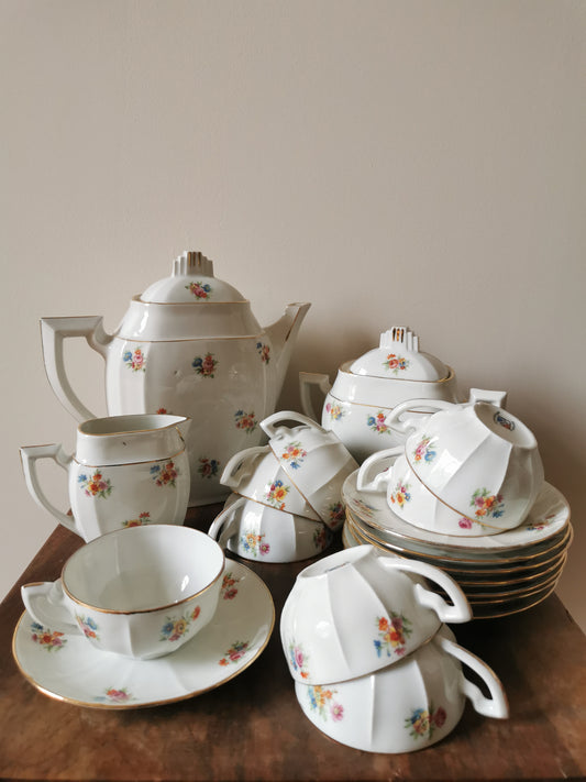Service à thé fleuri en porcelaine